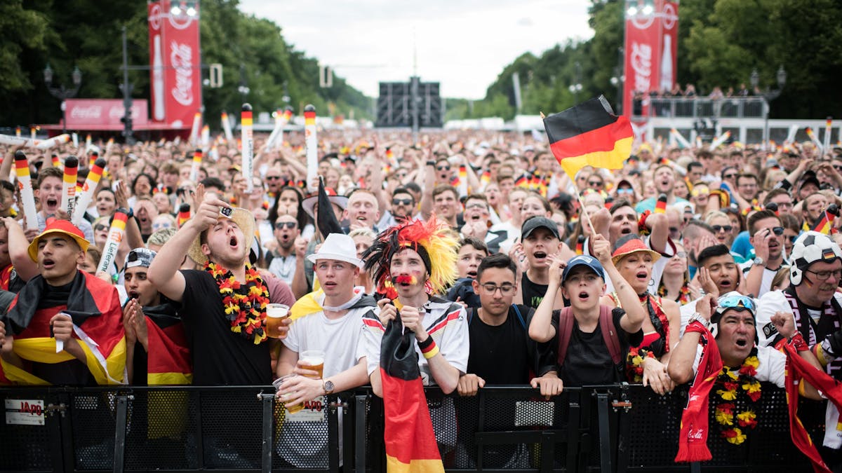 Besucher verfolgen auf der Berliner Fanmeile zur Fußball-Weltmeisterschaft das Spiel Deutschland gegen Südkorea.&nbsp;