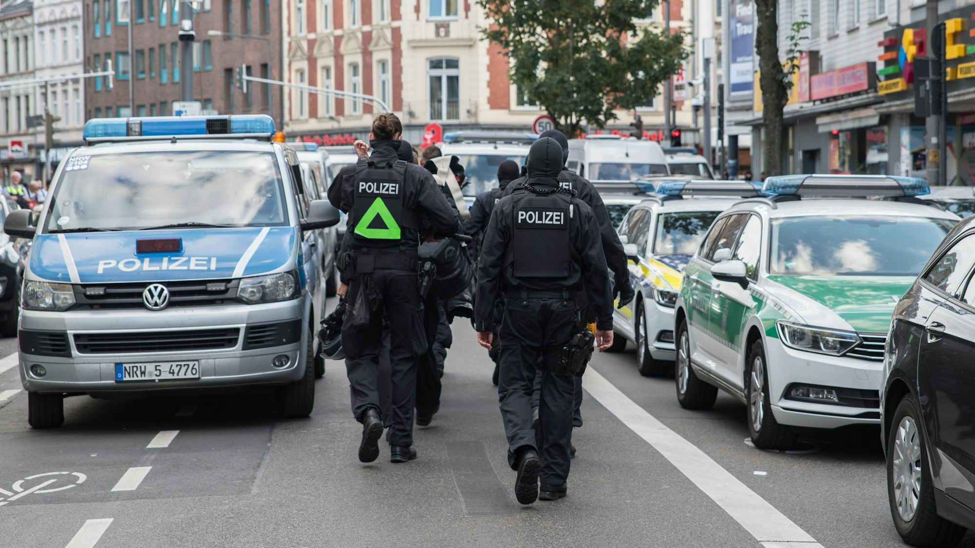 Einsatzkräfte der Polizei bei einer Drogen-Razzia im Kölner Stadtteil Kalk. Am Mittwoch ging die Polizei gegen die verbotene Gruppierung „United Tribunes“ vor.