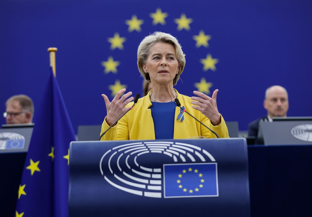 Ursula von der Leyen (CDU), Präsidentin der Europäischen Kommission, gestikuliert, während sie im Europäischen Parlament in Straßburg über die Ukraine spricht.