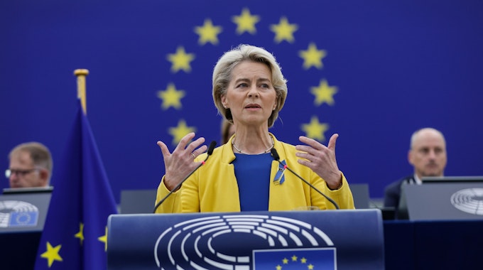 Ursula von der Leyen (CDU), Präsidentin der Europäischen Kommission, gestikuliert, während sie im Europäischen Parlament in Straßburg über die Ukraine spricht.