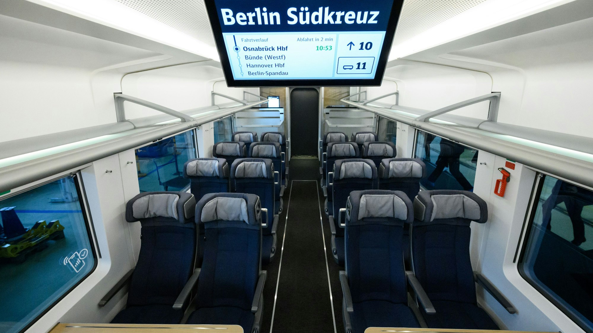 Ein Wagen des neuen Modells steht bei der Vorstellung des neuen ICE L durch die Deutsche Bahn im Bahnwerk Grunewald.