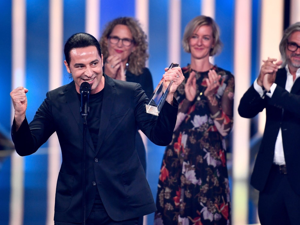 Comedian Bülent Ceylan (l) freut sich mit dem Team bei der Verleihung vom Deutschen Fernsehpreis 2022.