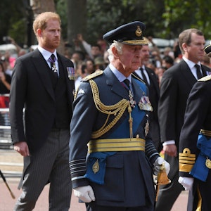 Trauerzug für Königin Elisabeth II am 14. September 2022 mit König Charles III., seiner Schwester Anne und seinem Sohn Harry hinter ihm.