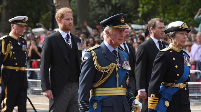 Trauerzug für Königin Elisabeth II am 14. September 2022 mit König Charles III., seiner Schwester Anne und seinem Sohn Harry hinter ihm.