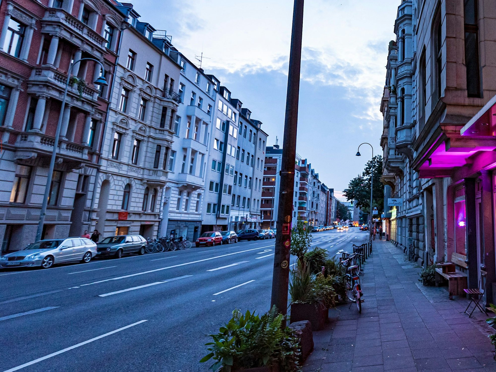 Blick in die Kölner Roonstraße in der Abenddämmerung.