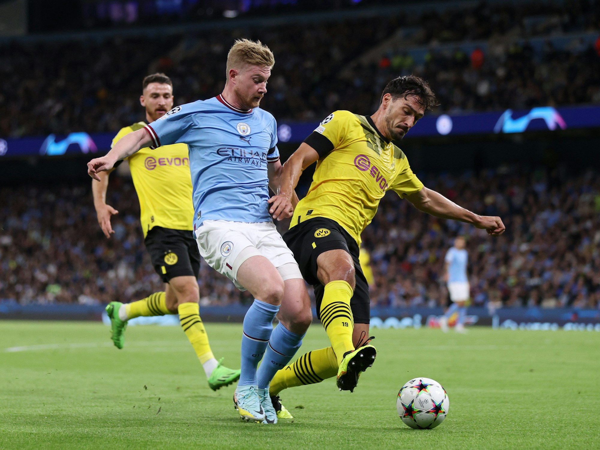 Kevin De Bruyne von Manchester City kämpft mit Mats Hummels vom BVB um den Ball.