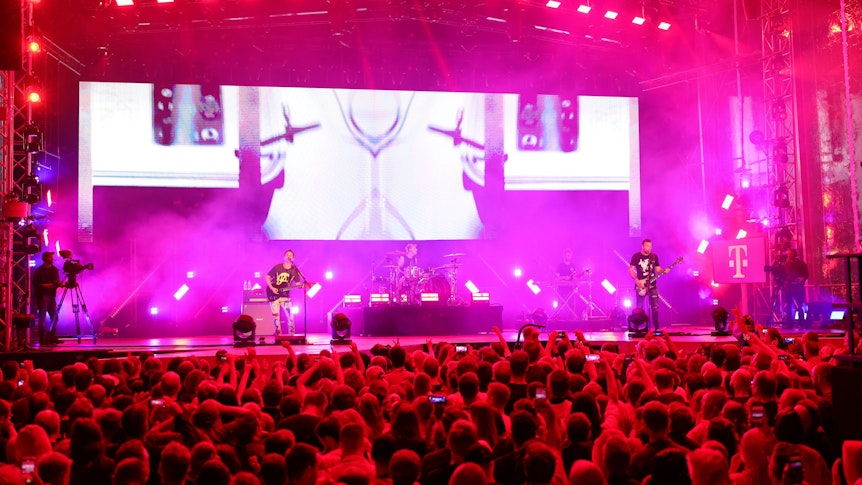 Blick auf die Bühne beim Konzert von Muse.