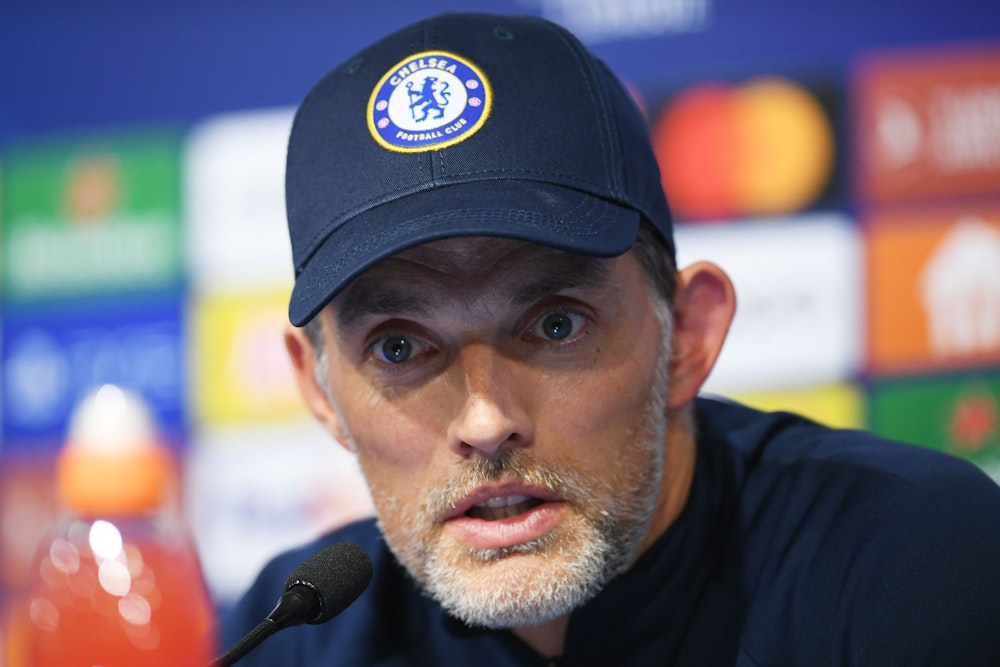 Thomas Tuchel mit einer Chelsea-Kappe bei einer Pressekonferenz.