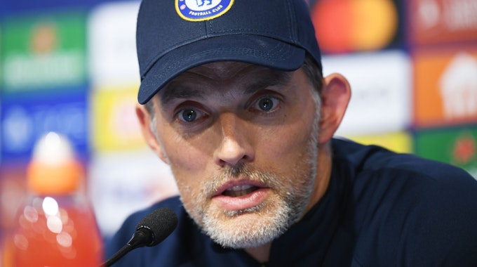 Thomas Tuchel mit einer Chelsea-Kappe bei einer Pressekonferenz.