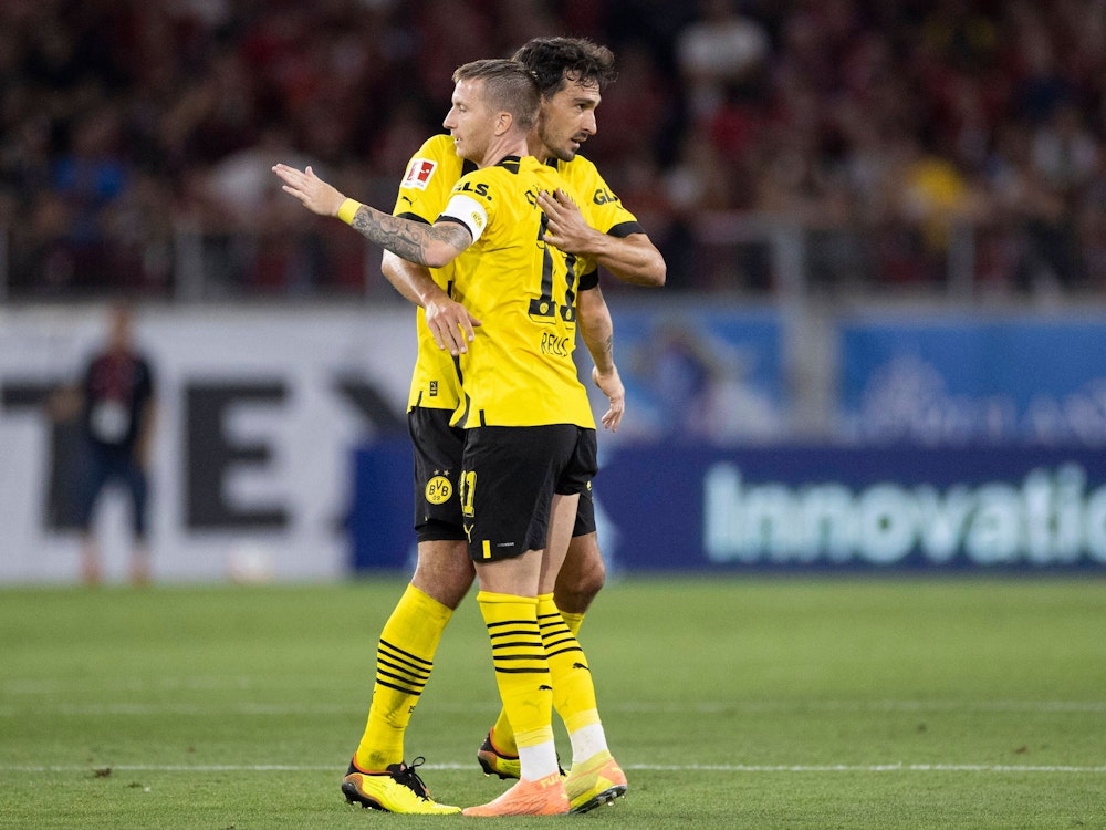 Dortmunds Marco Reus links und Mats Hummels umarmen sich.