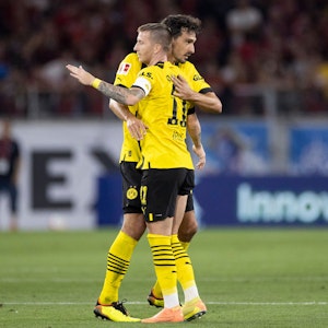 Dortmunds Marco Reus links und Mats Hummels umarmen sich.