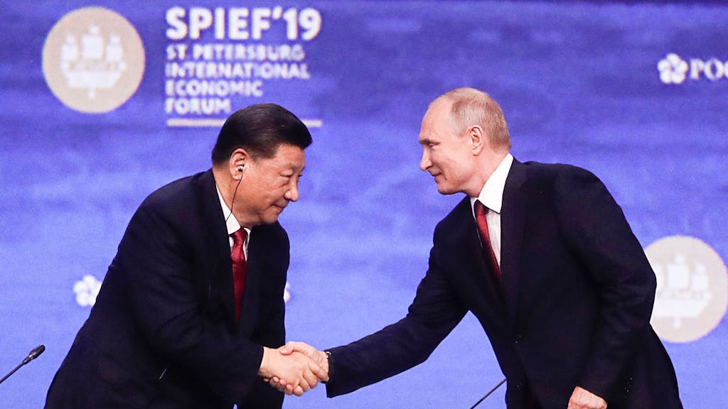 Der russische Präsident Wladimir Putin (r.) schüttelt die Hand von Xi Jinping, dem Staatschef von China (hier 2019 beim Internationalen Wirtschaftsforum St. Petersburg): Russland festigt seine Beziehungen Riesenreich – und Putin treibt sein Land immer weiter in die Abhängigkeit.