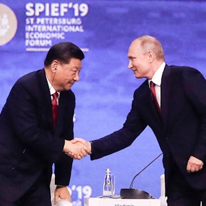 Der russische Präsident Wladimir Putin (r.) schüttelt die Hand von Xi Jinping, dem Staatschef von China (hier 2019 beim Internationalen Wirtschaftsforum St. Petersburg): Russland festigt seine Beziehungen Riesenreich – und Putin treibt sein Land immer weiter in die Abhängigkeit.