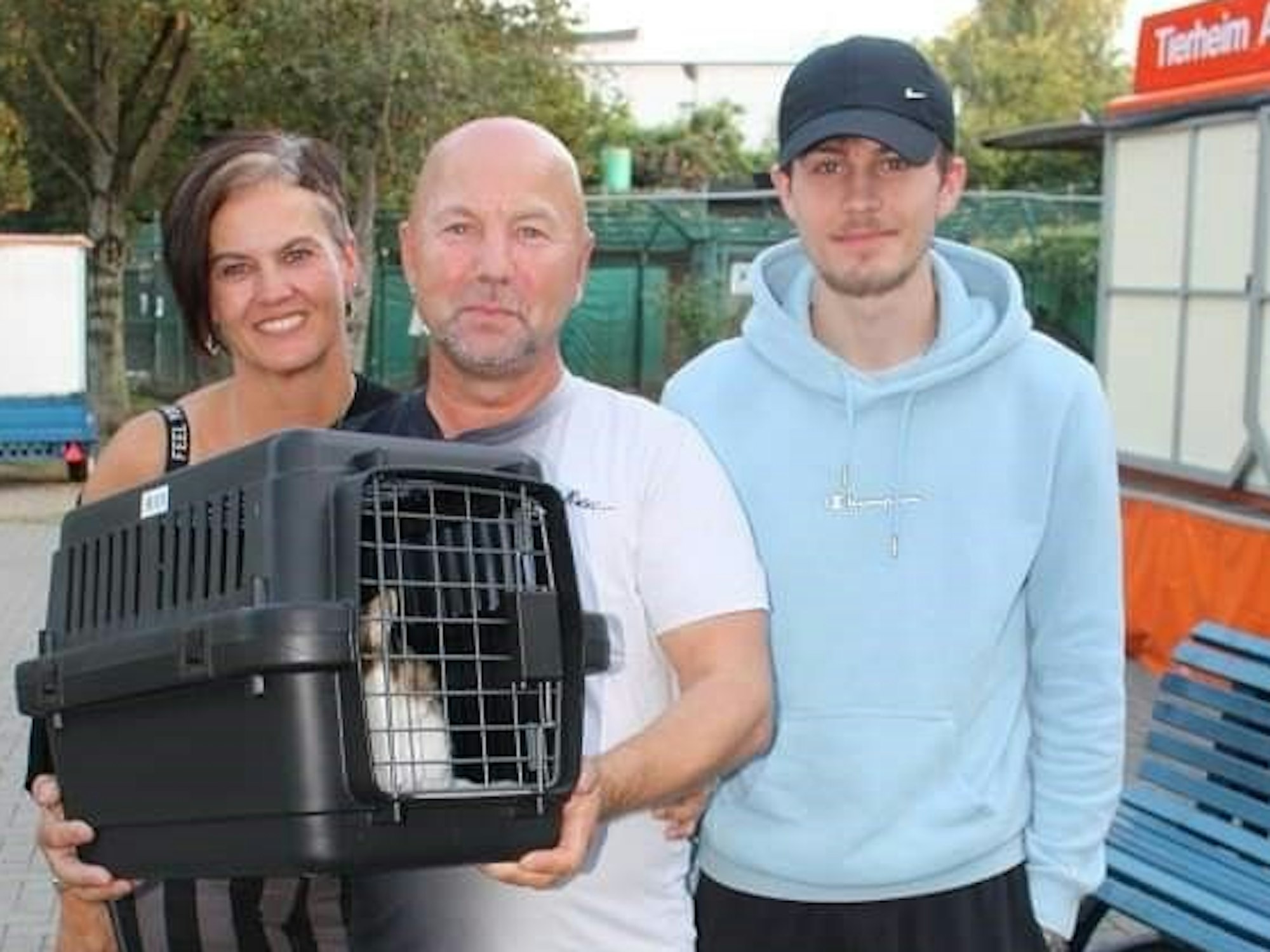 Kater Gonzales befindet sich in einer Box, in der er von Frauchen Heike Jungfer, ihrem Sohn sowie Lebensgefährten aus dem Bonner Tierheim abgeholt wird.