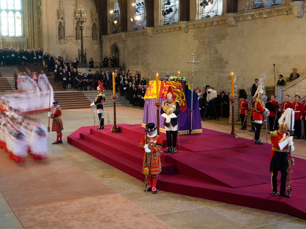 Der Sarg mit dem Leichnam von Queen Elizabeth II. (†96) ist noch bis Montag (19. September 2022) in Westminster Hall aufgebahrt.