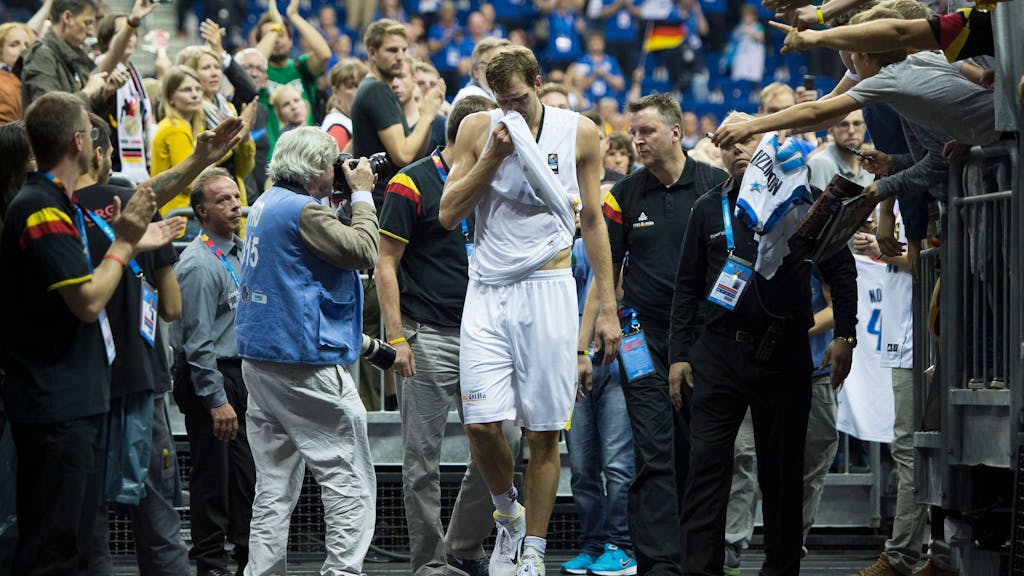 Nach dem verlorenen Vorrundenspiel gegen Spanien am 10. September 2015 beendete Dirk Nowitzki unter Tränen seine Nationalmannschafts-Karriere.