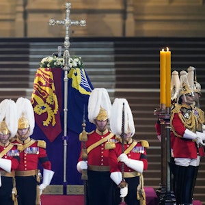 Nach dem Tod von Königin Elizabeth II. wurde ihr Leichnam am Mittwoch (14. September 2022) in Westminster Hall aufgebahrt. Mitglieder der Life Guards und der Blues and Royals stehen Wache am Sarg, der in die königliche Standarte gehüllt ist und auf dem die Staatskrone liegt.