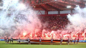 Fans von Olympiakos Piräus zünden vor dem Anpfiff der Europa-League-Partie gegen den SC Freiburg Pyrotechnik auf den Rängen