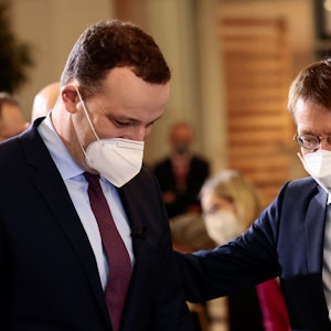 Der alte und der neue Gesundheitsminister: Amtsvorgänger Jens Spahn (CDU, l.) und Karl Lauterbach (SPD): Viele Pflegekräfte haben offenbar den staatlich finanzierten Corona-Bonus nicht erhalten.