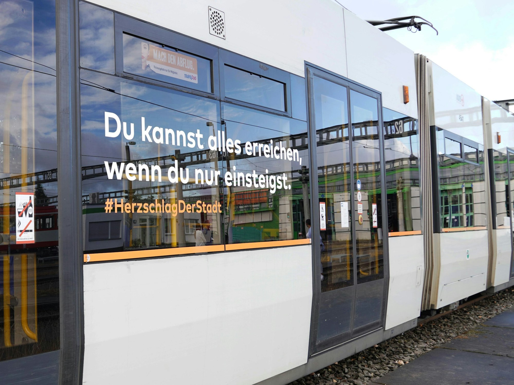 Viele KVB-Bahnen in Köln fahren nun mit humorvolle Sprüchen durch die Stadt.