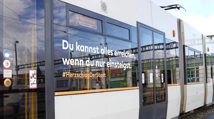 Viele KVB-Bahnen in Köln fahren nun mit humorvolle Sprüchen durch die Stadt.
