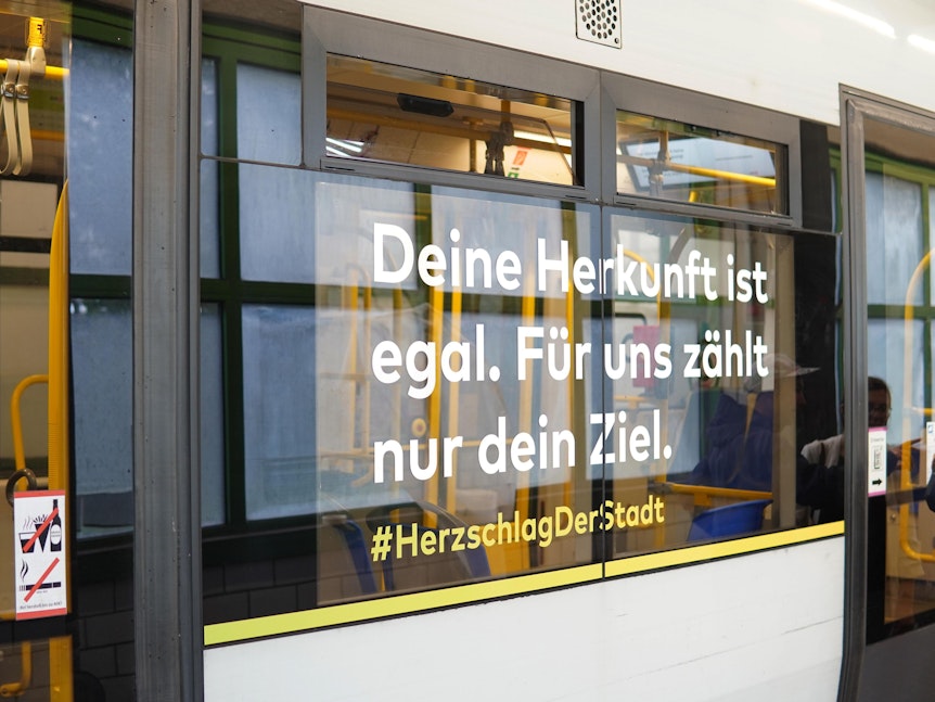 Aufkleber mit einem Spruch auf einer KVB-Bahn in Köln.