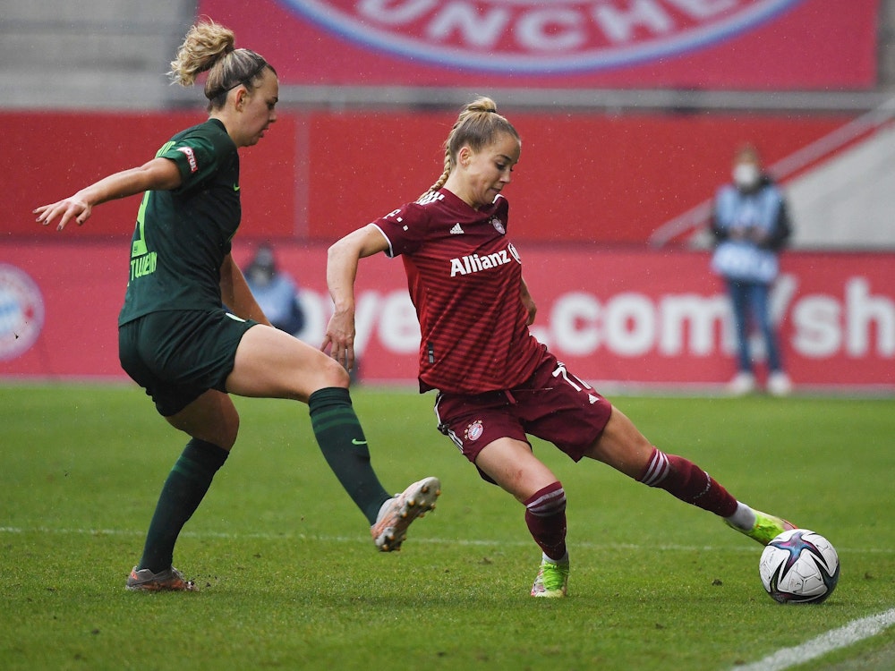Bayerns Giulia Gwinn kommt vor Wolfsburgs Lena Lattwein an den Ball.