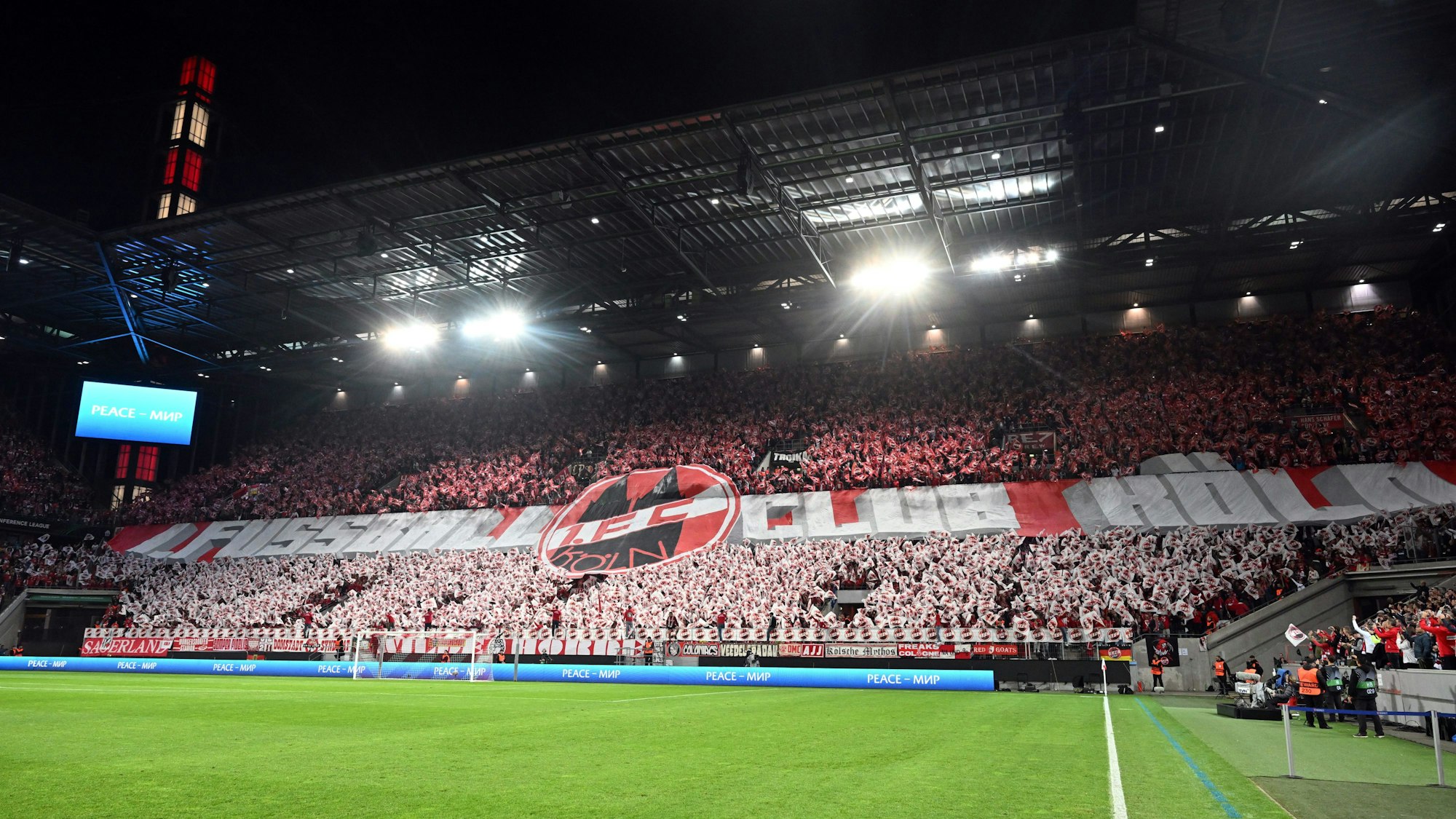 Kölns Fans feiern ihre Mannschaft.