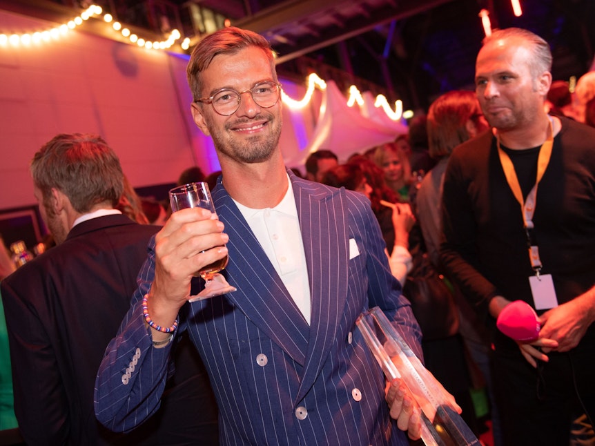 Moderator Joko Winterscheidt, Preisträger in der Kategorie ·Beste Show·, aufgenommen nach der Verleihung des Deutschen Fernsehpreises 2022.