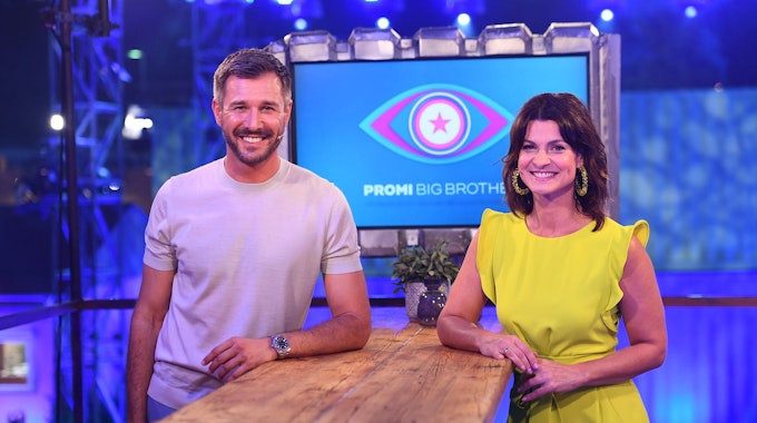 So wie hier im Jahr 2020 moderieren Jochen Schropp und Marlene Lufen „Promi Big Brother“ auch ab dem 18. November 2022 wieder.