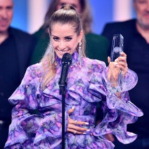 Moderatorin Cathy Hummels freut sich bei der Verleihung des Deutschen Fernsehpreises 2022 über die Auszeichnung in der Kategorie „Beste Unterhaltung Reality“