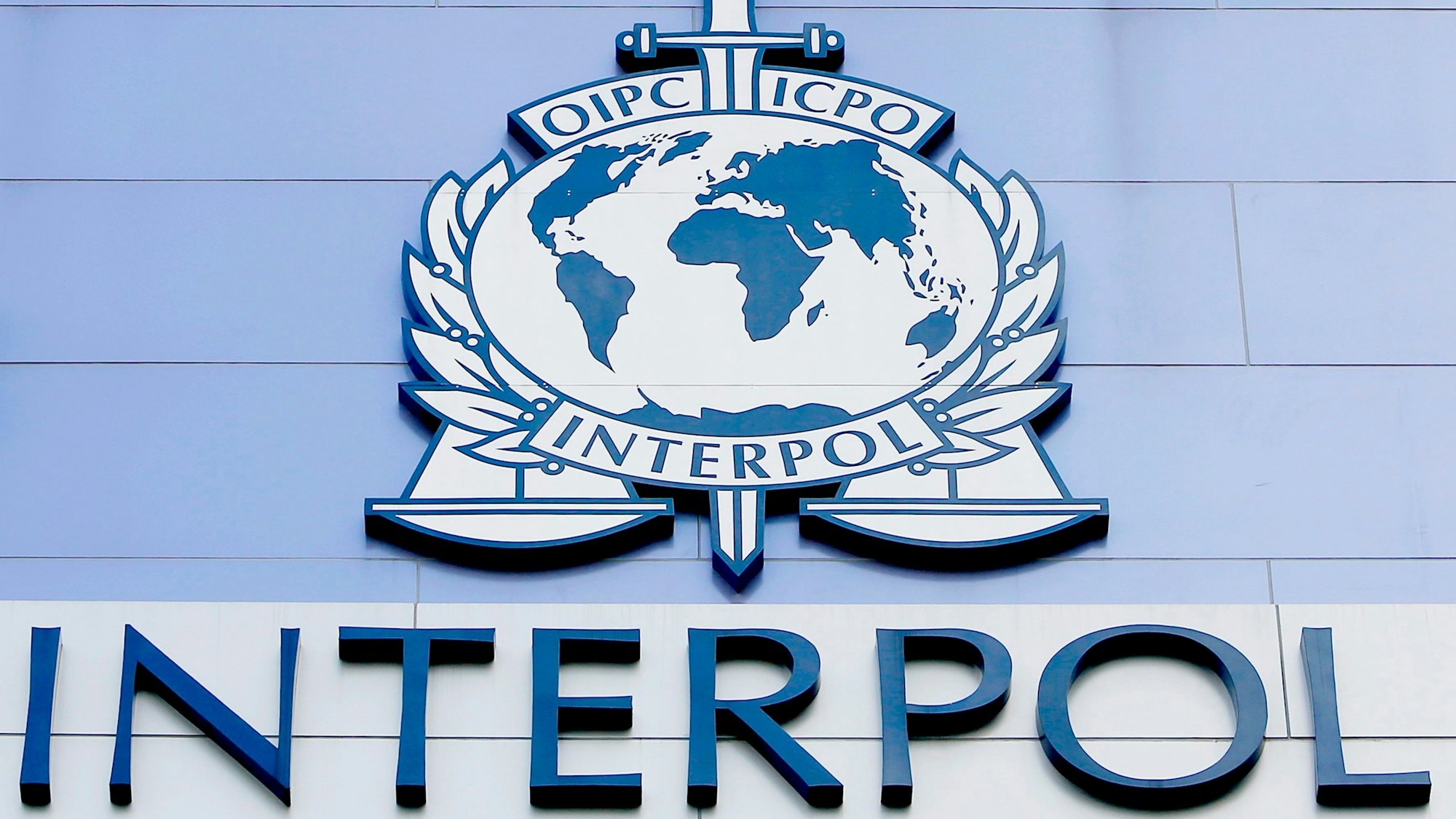 Die Fassade eines Interpol-Gebäudes.
