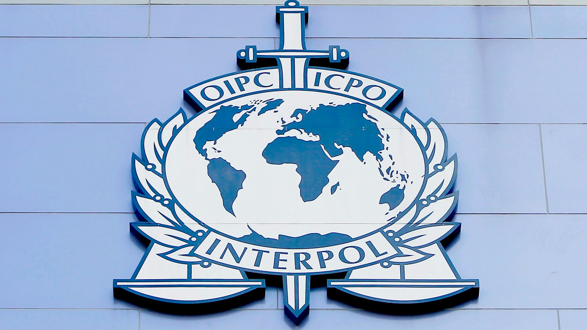 Dieses undatierte Symbolbild zeigt das Interpol-Wappen.