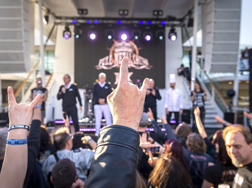 Heavy Metal Fans halten das Rock'n'Roll Zeichen hoch auf einem Konzert der Tui Full Metal Cruise