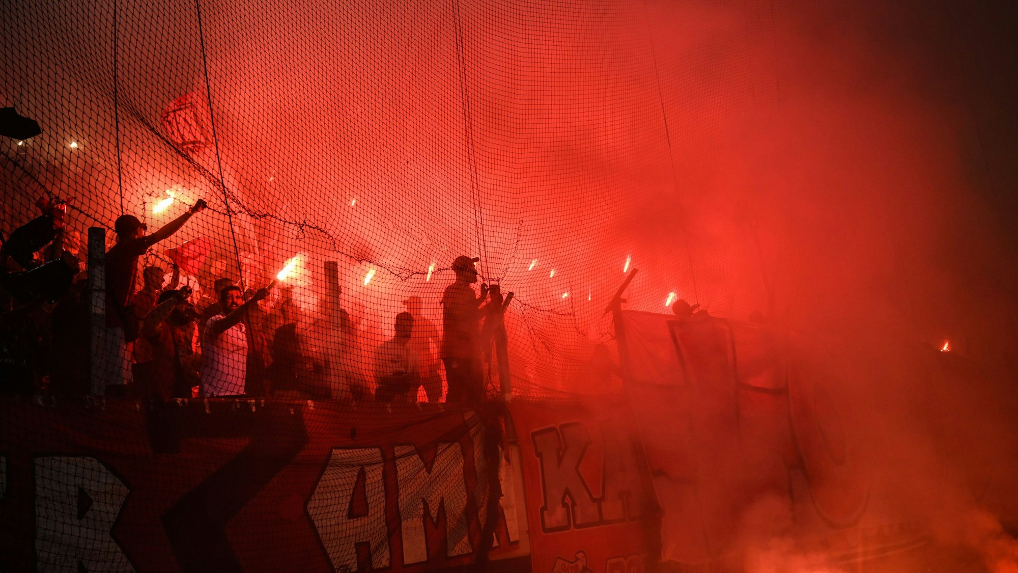 Fans von Olympiakos Piräus zünden bei der Europa-League-Partie gegen den SC Freiburg Pyrotechnik auf den Rängen
