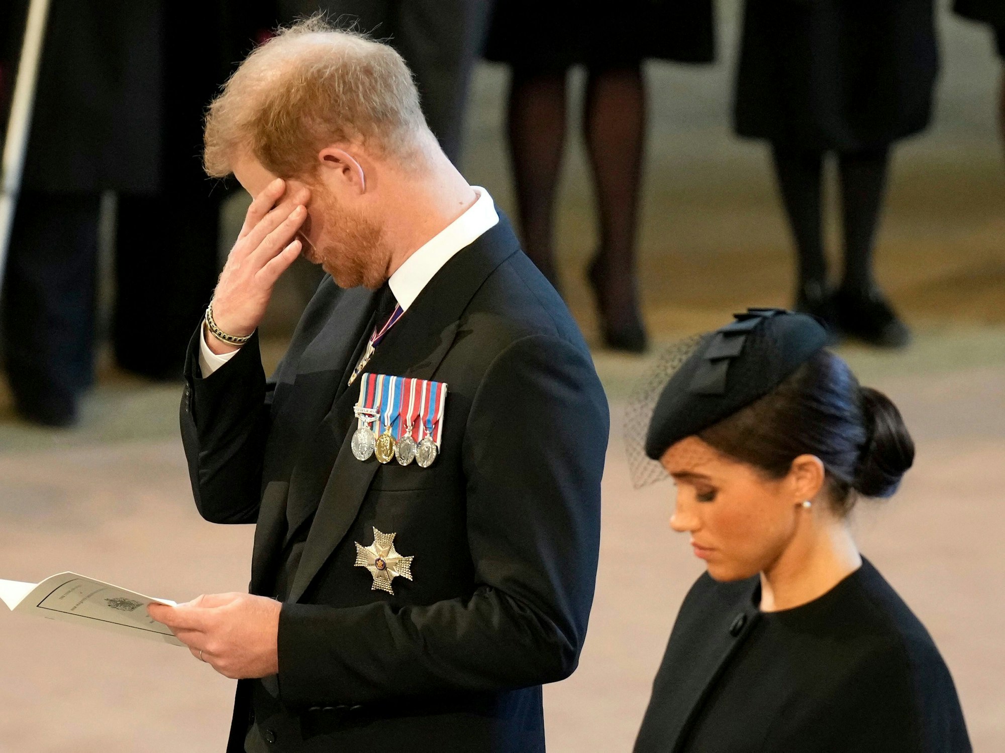 Hier trauert ein Enkel um seine geliebte Oma: Prinz Harry, Herzog von Sussex, und seine Frau Meghan, Herzogin von Sussex, erweisen Königin Elizabeth II. die letzte Ehre, während der Sarg in der Westminster Hall aufgebahrt steht.