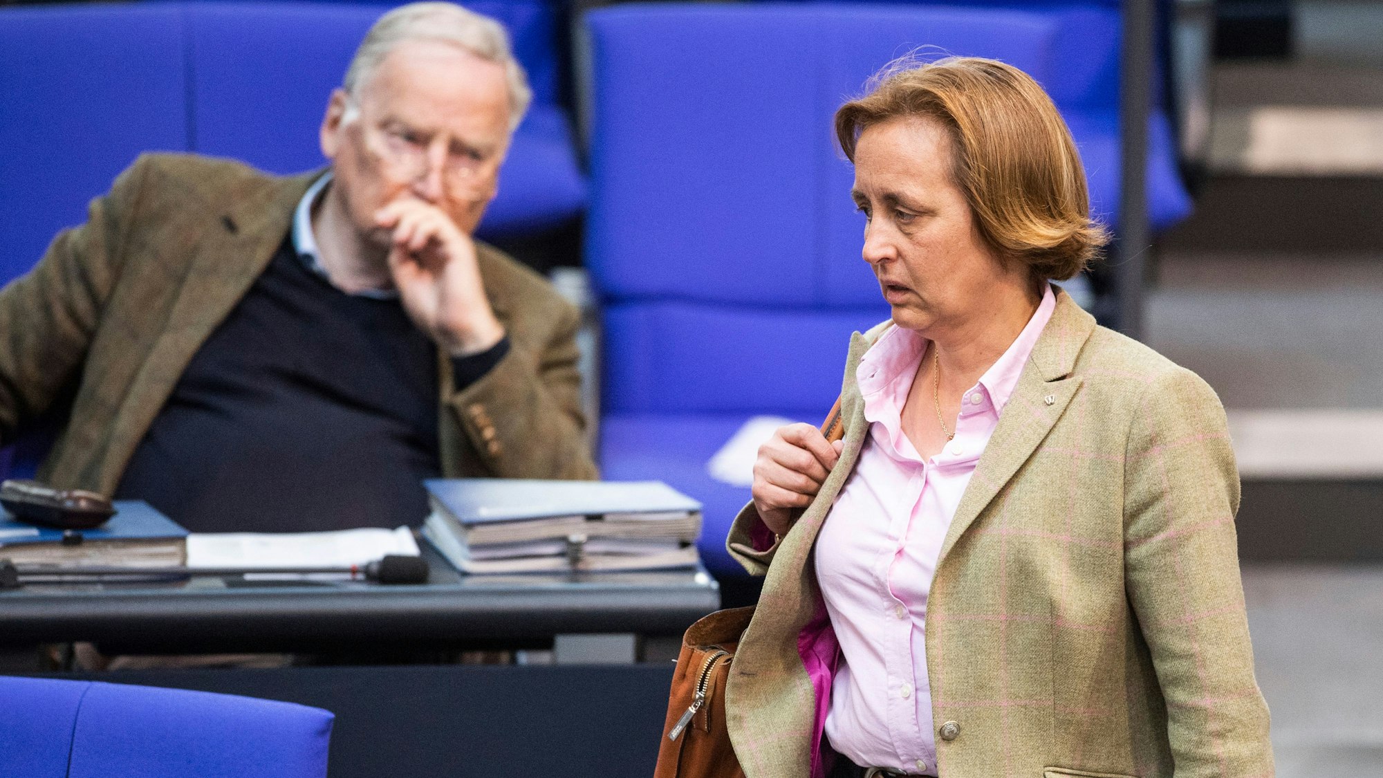 Beatrix von Storch (AfD), stellvertretende Bundessprecherin ihrer Partei, kommt zu einer Sitzung des Bundestags. Hinter ihr sitzt Alexander Gauland, Ehrenvorsitzender der AfD.