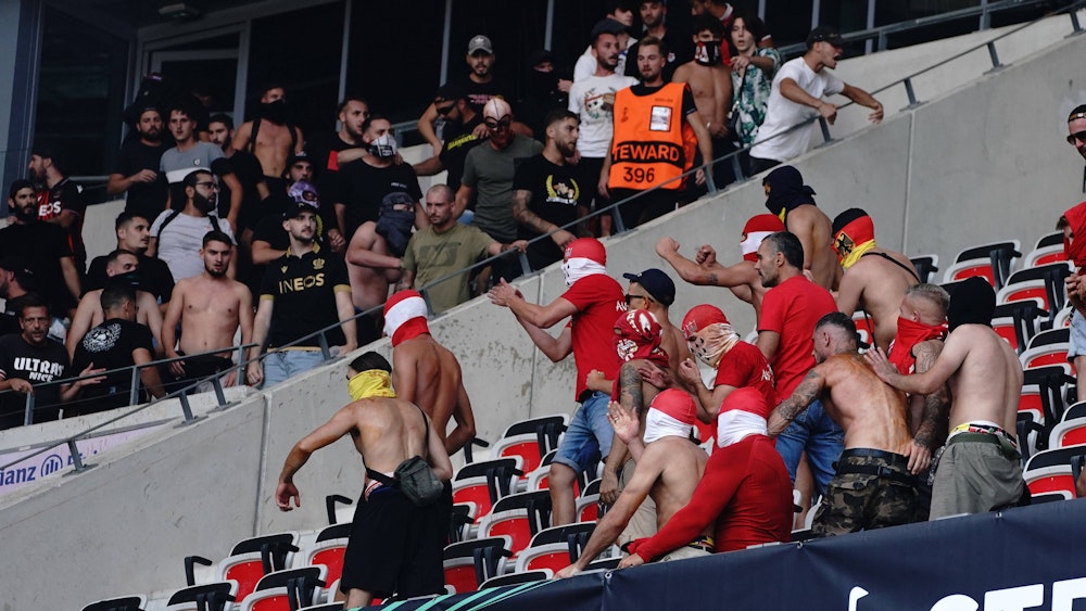 Chaoten liefern sich Auseinandersetzungen auf der Tribüne vor dem Conference-League-Spiel OGC Nizza gegen den 1. FC Köln