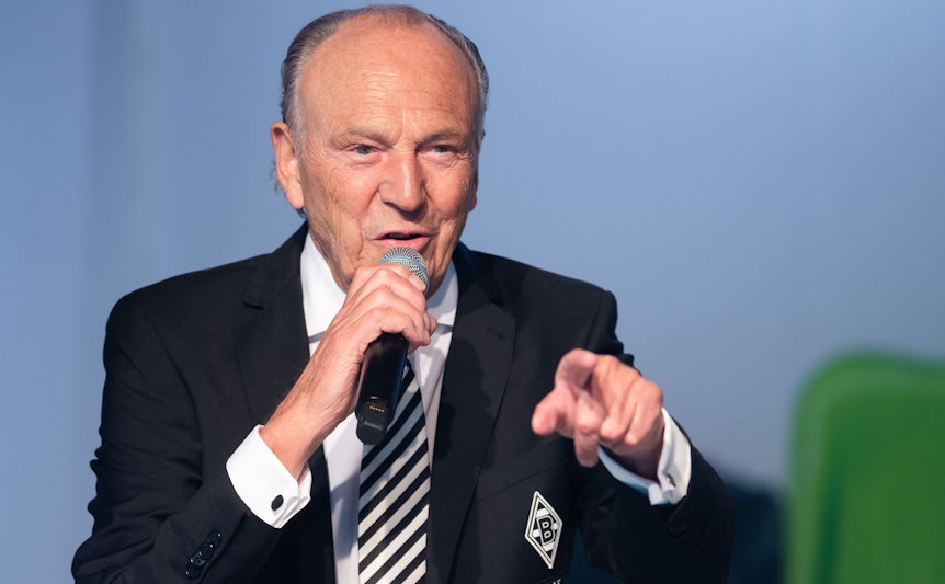Rolf Königs, Präsident und Geschäftsführer bei Fußball-Bundesligist Borussia Mönchengladbach. Auf diesem Foto ist der erfolgreiche Unternehmer und Multi-Millionär am 30. Mai 2022 im Borussia-Park zu sehen. Königs hält ein Mikrofon in der Hand und macht eine Geste.