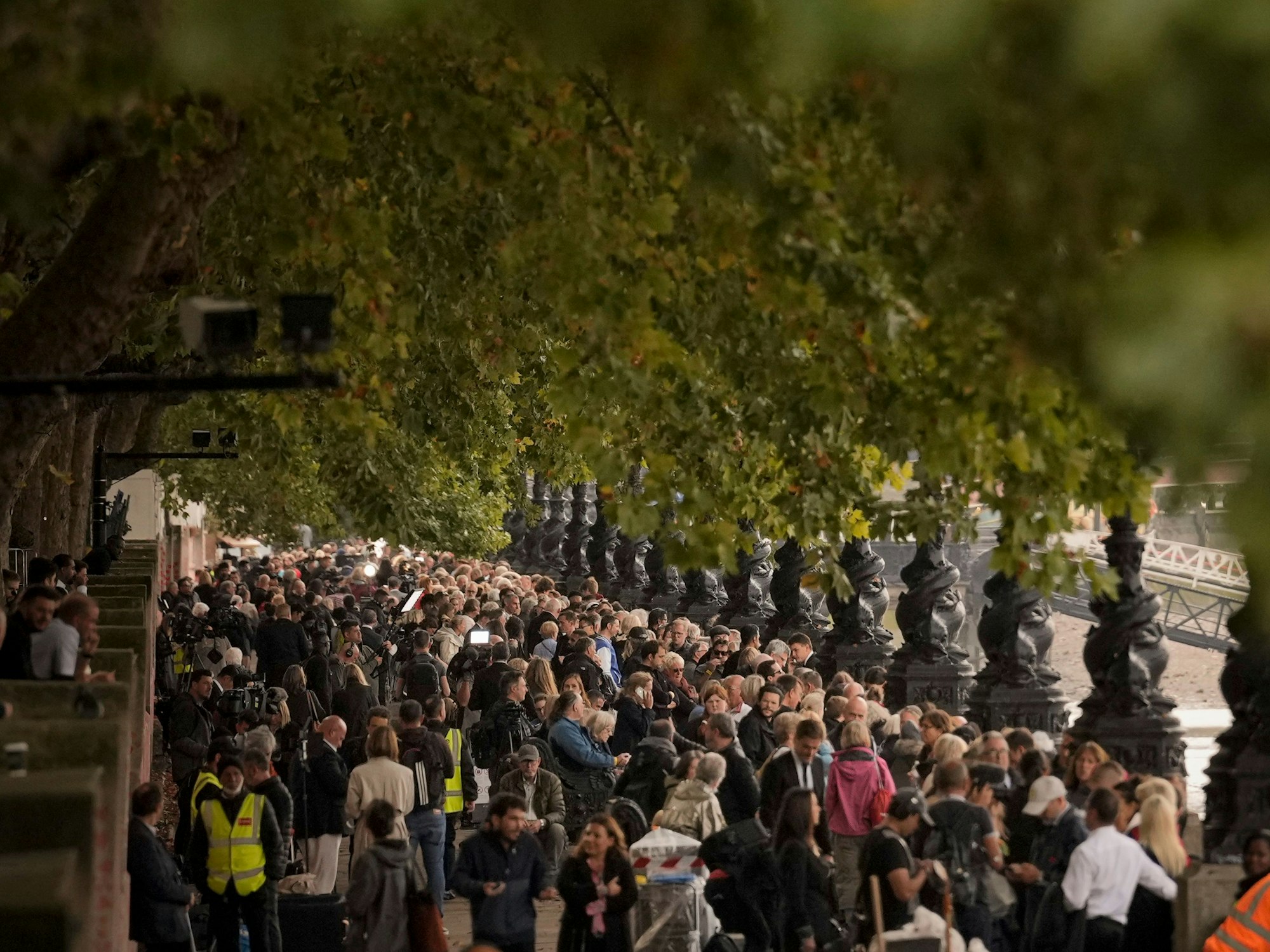 Um ihrer Königin die letzte Ehre zu erweisen, stehen Menschen Schlange vor Westminster Hall - bis zu 30 Stunden!