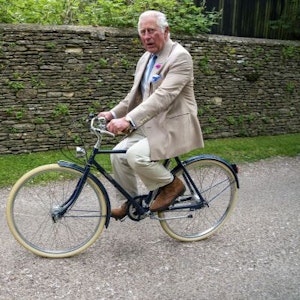Damals war er noch Prinz: Charles III., hier abgebildet, wie er am 10. Juni 2021 auf dem Landsitz Highgrove mit dem Fahrrad herumfährt.