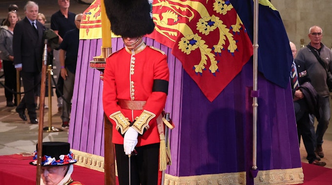Langsam gehen Trauernde in der Westminster Hall an dem aufgebahrten Sarg von Königin Elizabeth II. vorbei und nehmen Abschied.