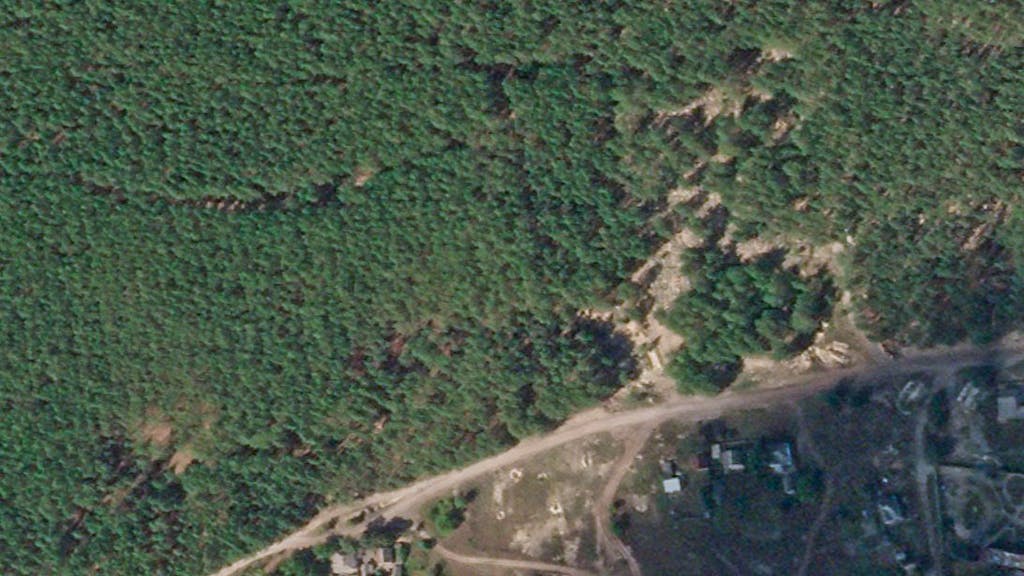 Dieses Satellitenbild vom 09.09.2022 von Planet Labs PBC zeigt die Stelle, an der die ukrainischen Streitkräfte in einem Kiefernwald in der Nähe von Isjum Hunderte von Gräbern gefunden haben.