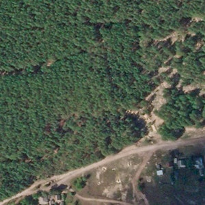 Dieses Satellitenbild vom 09.09.2022 von Planet Labs PBC zeigt die Stelle, an der die ukrainischen Streitkräfte in einem Kiefernwald in der Nähe von Isjum Hunderte von Gräbern gefunden haben.