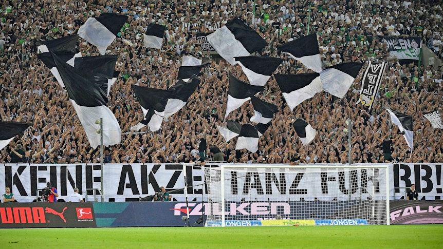 „Keine Akzeptanz für RB“ – Fans von Borussia Mönchengladbach bringen am 30. August 2019 im Borussia-Park ihre Abneigung gegenüber Gegner RB Leipzig zum Ausdruck. Am Samstag (17. September) sind die Sachsen erneut am Niederrhein zu Gast. Zu sehen sind ein großes Banner und tausende Fans in der Nordkurve.