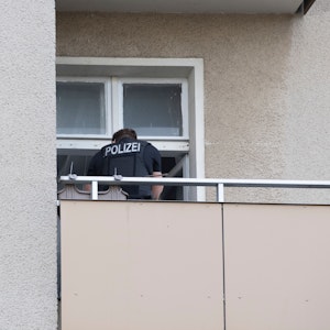 In unserem Symbolbild steht ein Polizist auf einem Balkon eines Berliner Wohnhauses. Der Polizeieinsatz bei einer syrischen Familie in Berlin geriet völlig aus dem Ruder, Videoaufnahmen davon machen in den sozialen Netzwerken die Runde.