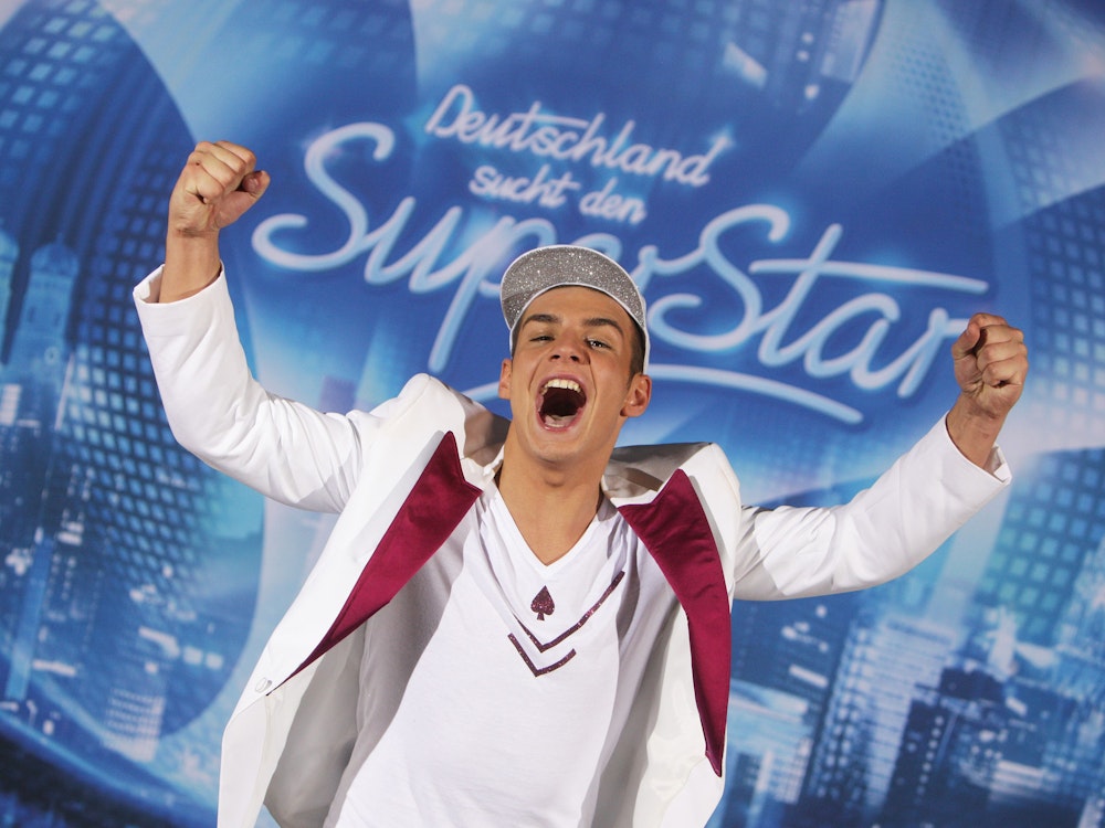 Der Kandidat Pietro Lombardi jubelt am 7. Mai 2011 im Finale der RTL-Castingshow „Deutschland sucht den Superstar“ (DSDS) im Coloneum in Köln, nachdem er die Show gewonnen hat.
