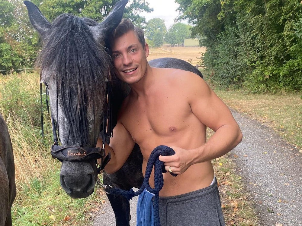 Henrik Stoltenberg posiert gemeinsam mit einem Pferd für ein Foto.