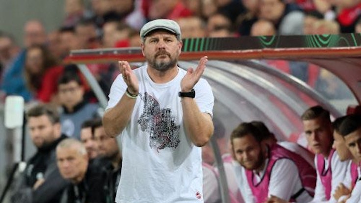 1. FC Köln-Coach Steffen Baumgart klatscht während des Conference League-Duell gegen 1. FC Slovacko in die Hände.