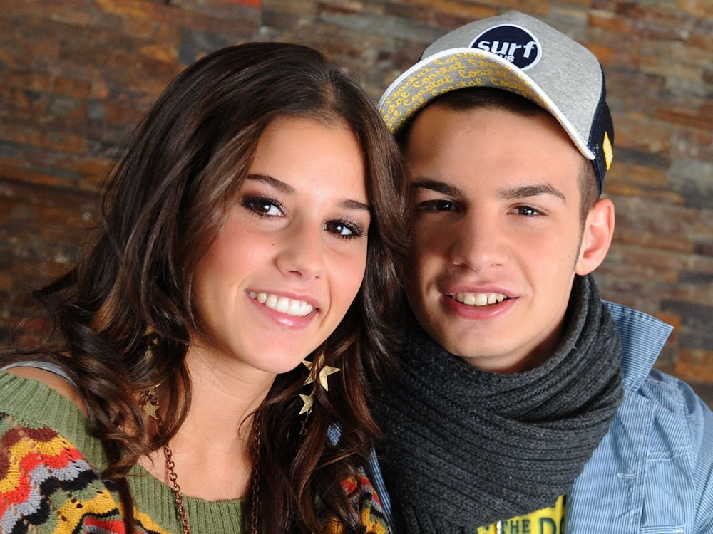 Sarah Engels und Pietro Lombardi posieren am 24. Oktober 2011 in Berlin als Pärchen, nachdem sie gemeinsam beim DSDS-Finale auf der Bühne zu sehen gewesen sind.